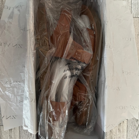 NIB Women’s Solanz Sz 9.5M Sandal - Picture 6 of 7